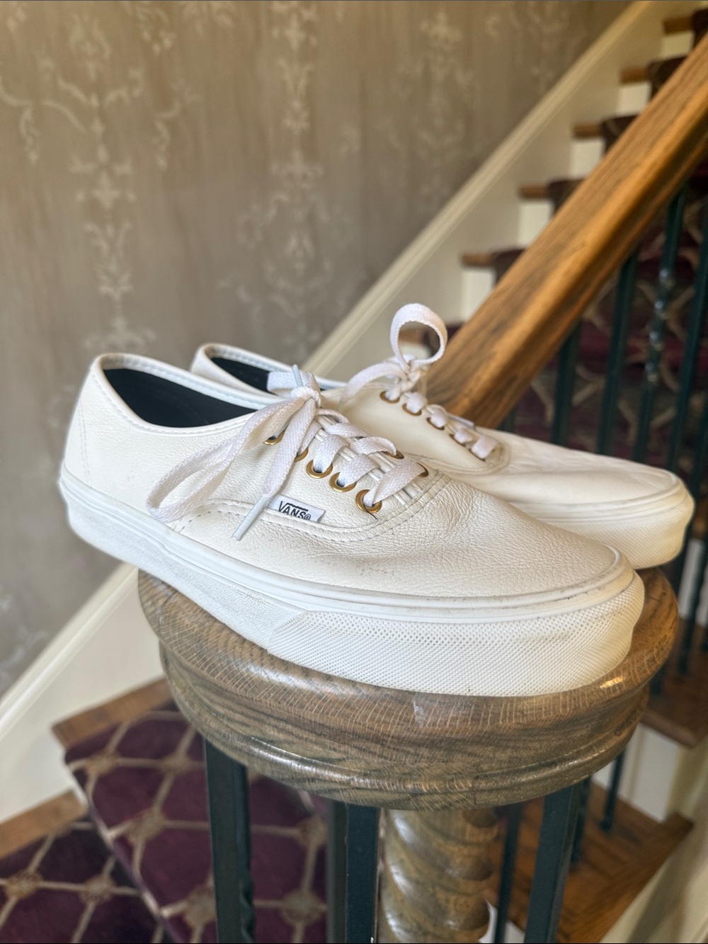 VANS women’s premium, authentic leather sneaker size 9 Clean very good condition